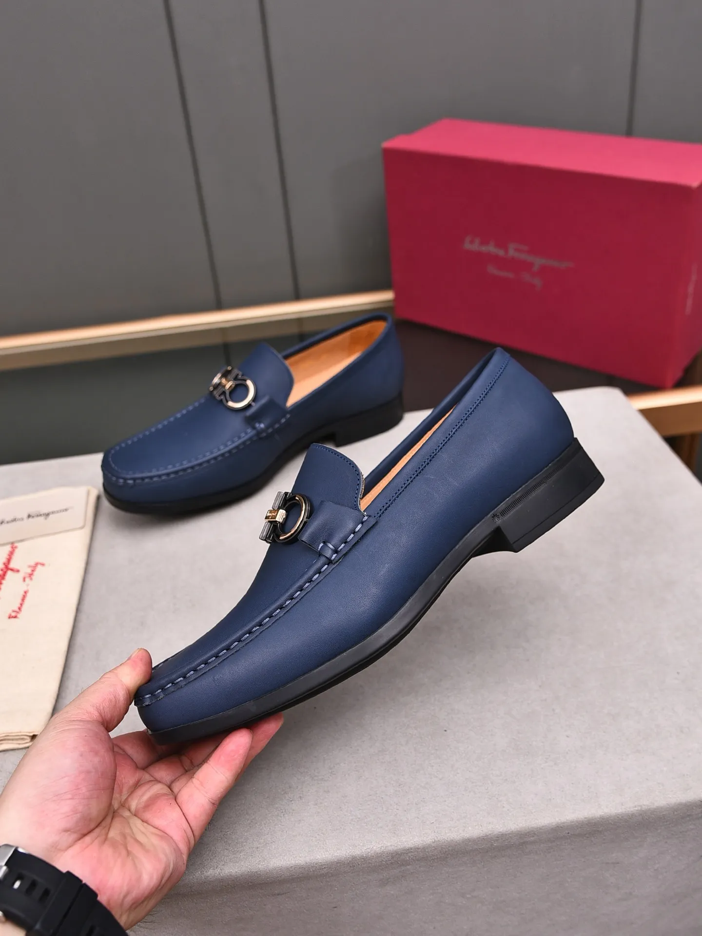 Factory: 250 [Original running volume quality] Brand: Ferragamo (Ferragamo) Size: Men's size 38/44 (45 can be customized) Grade: Same style as the official website High-end quality men's shoes Material: Original first-layer calfskin Water-dyed cowhide lining Original outsole Style category: Men's fashion formal business casual leather shoes Slip-on men's shoes high-top series Young fashion European and American trends British style Casual matching Comfortable feet